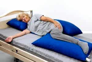 Переворачивать лежачего больного